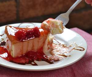 Cheesecake with strawberry sauce