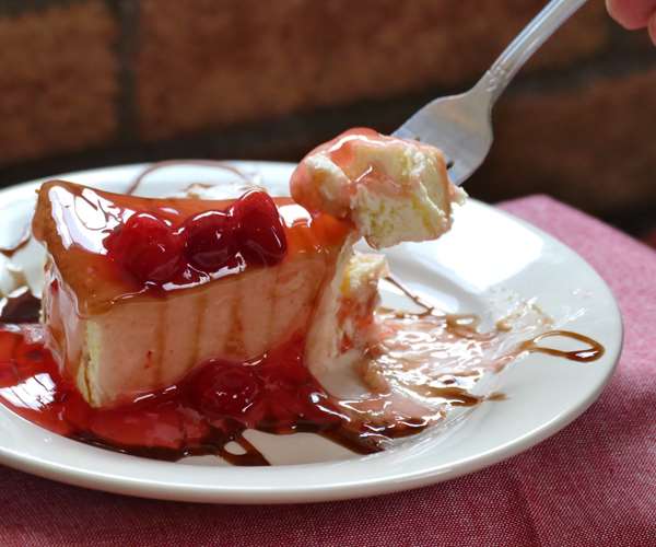Cheesecake with strawberry sauce